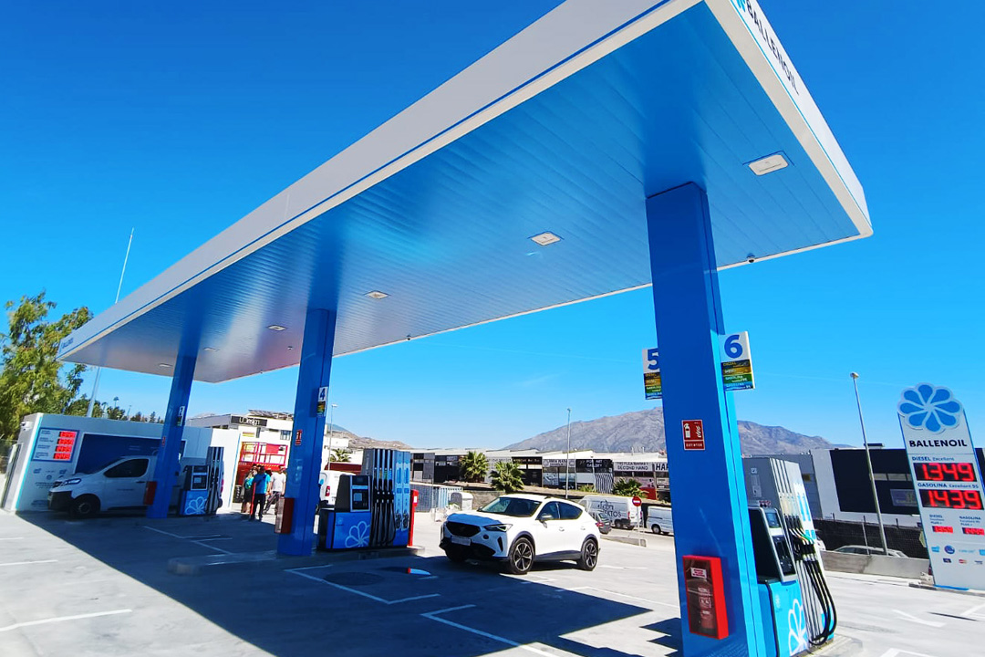 Gasolinera Ballenoil en San Pedro de Alcántara con coches repostando
