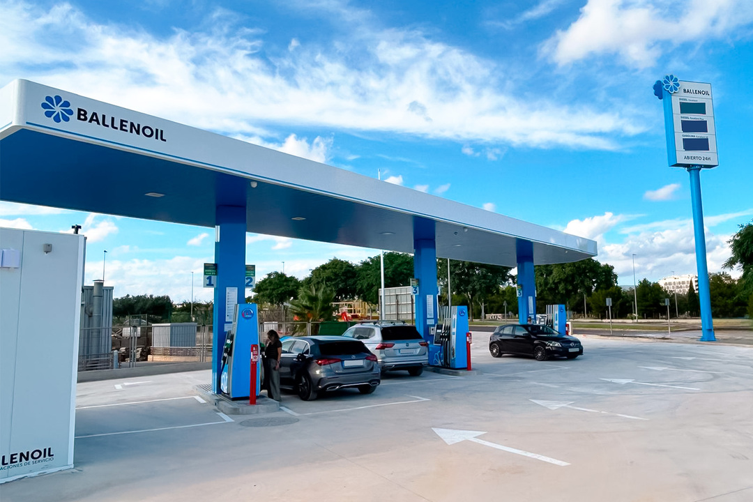 Gasolinera Ballenoil en Castellón con coches
