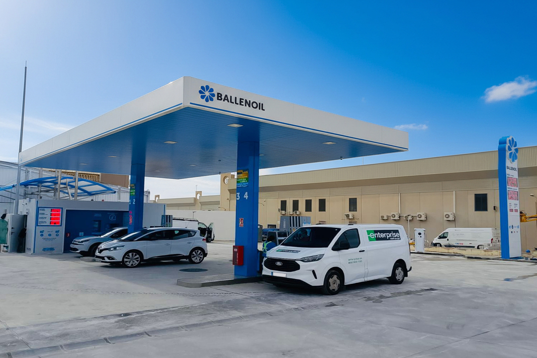 Estación de servicio Ballenoil en Cartagena con coches repostando