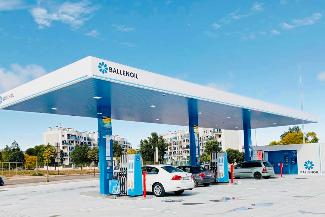Gasolinera Ballenoil en Alcantarilla, Murcia, con coches repostando