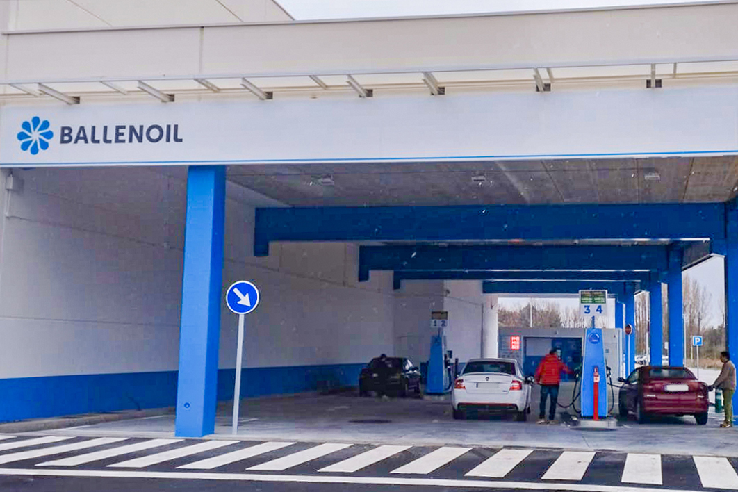 Gasolinera Ballenoil en León con coches repostando