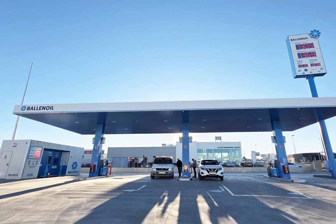 Gasolinera Ballenoil en San Andrés de Rabanedo con coches repostando