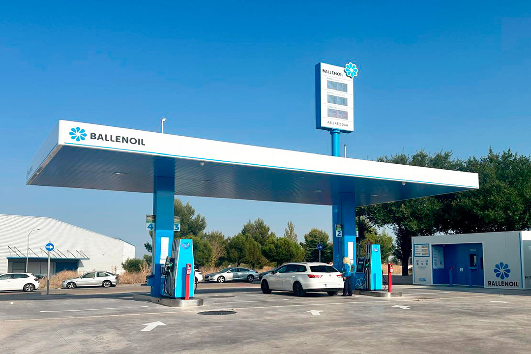 Gasolinera Ballenoil en Esquivias con coches