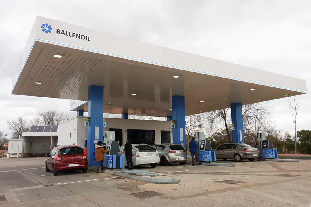Gasolinera Ballenoil en Valdebernardo con coches repostando