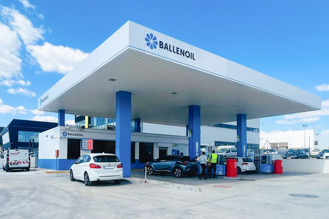 Gasolinera Ballenoil en Elche con coches