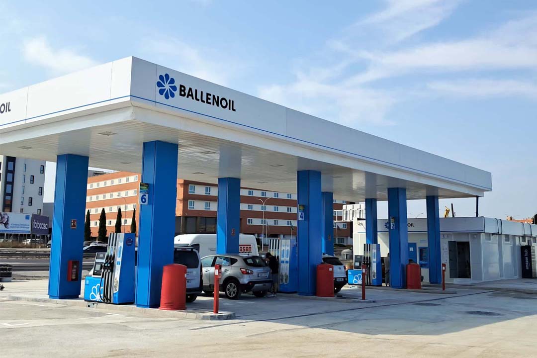 Gasolinera Ballenoil en Málaga con coches repostando