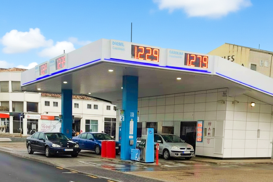Gasolinera Ballenoil en Soria con coches repostando