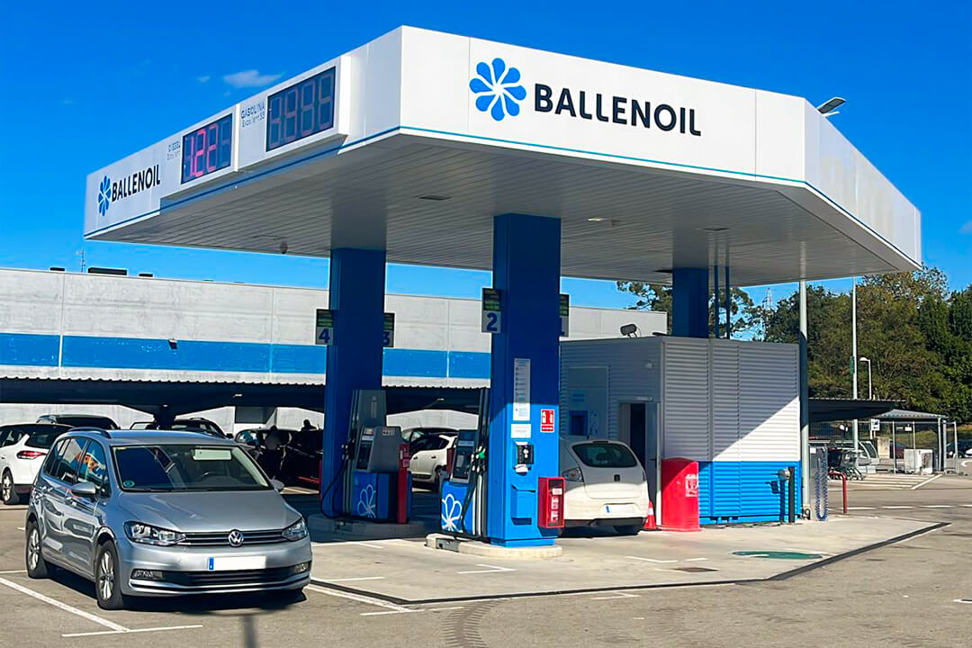 Gasolinera Ballenoil en Torrelavega con coches
