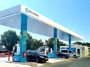 Gasolinera Ballenoil con coches