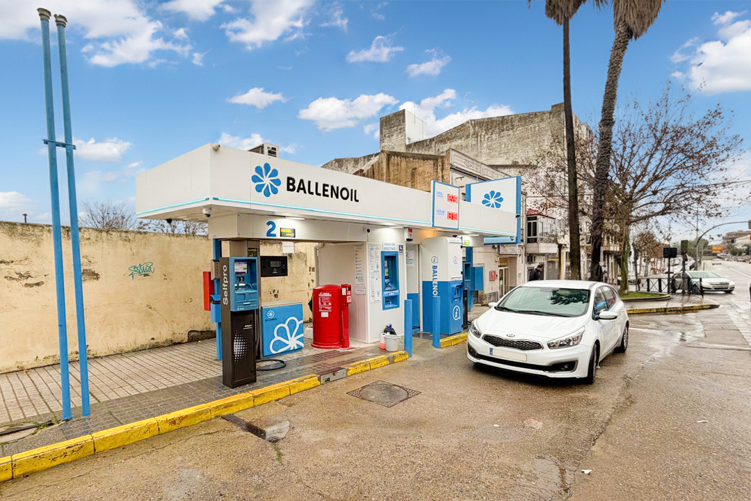 Gasolinera Ballenoil en Mérida con coches repostando