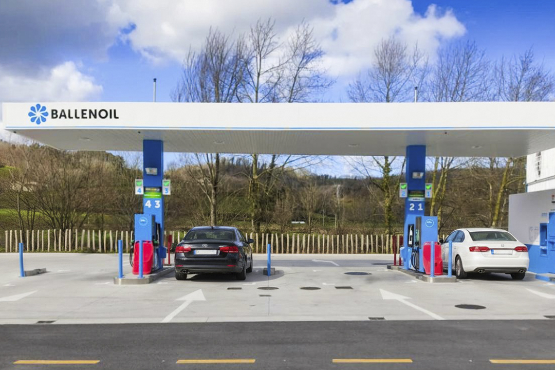 Gasolinera Ballenoil en Irura con coches repostando
