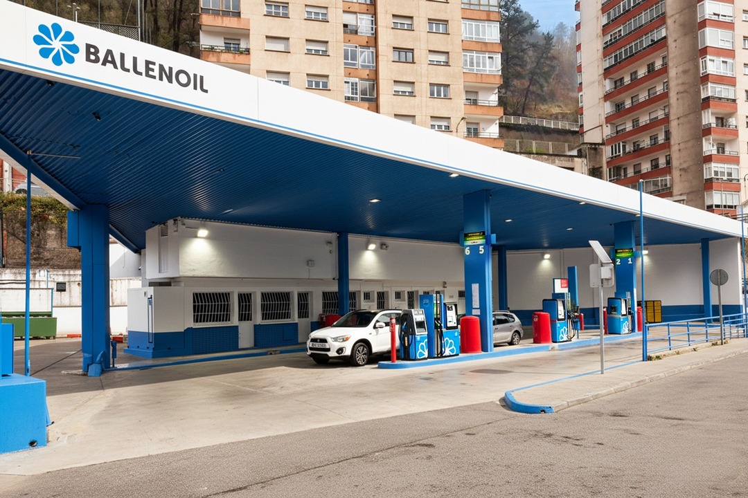 Gasolinera Ballenoil en Eibar con varios surtidores de combustible