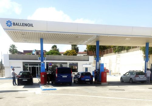 Gasolinera Ballenoil en Algeciras, en Avenida Gesto por la Paz
