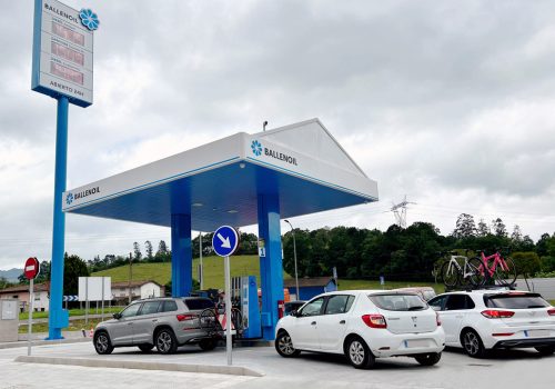 Gasolinera Ballenoil en Arriondas, municipio de Parres (Asturias)