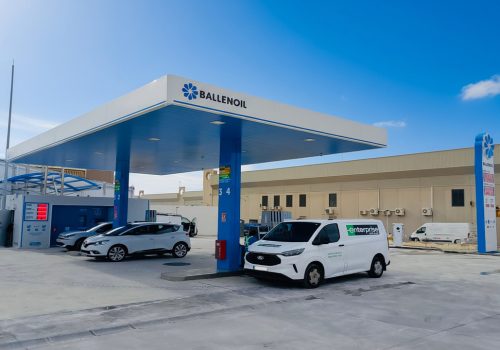 Estación de servicio Ballenoil en Cartagena con coches repostando