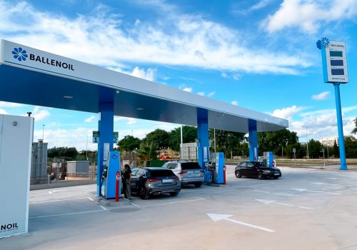 Gasolinera Ballenoil en Castellón con coches