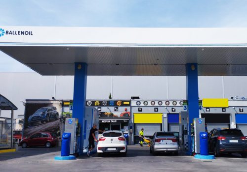 Gasolinera Ballenoil con coches en Coslada