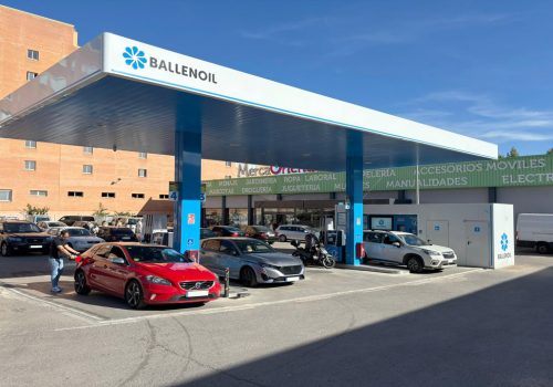 Gasolinera Ballenoil en Cuenca con coches