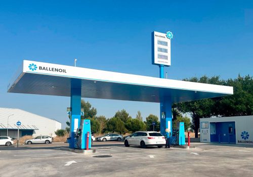 Gasolinera Ballenoil en Esquivias con coches