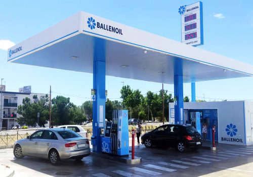 Gasolinera Ballenoil en Écija con coches repostando