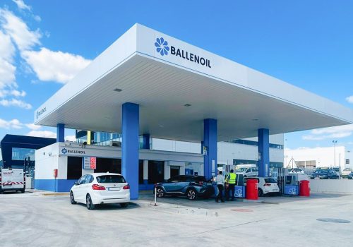 Gasolinera Ballenoil en Elche con coches