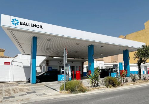 Gasolinera Ballenoil en Fuentes de Andalucía con coches