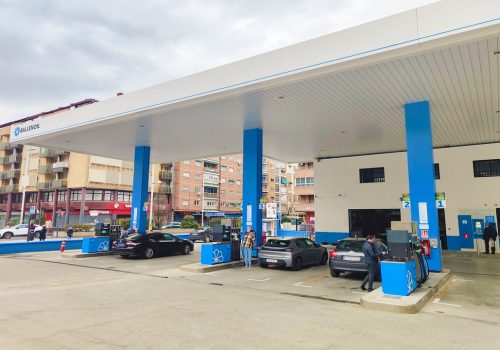 Gasolinera Ballenoil en Granada con coches