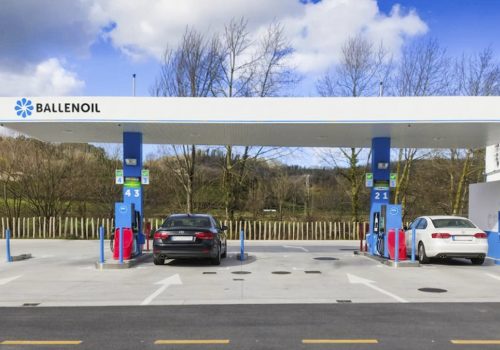 Gasolinera Ballenoil en Irura con coches repostando