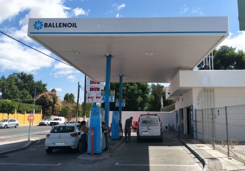 Gaoslinera Ballenoil en Gines con coches