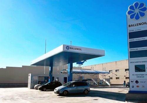 Gasolinera Ballenoil en Malgrat del Mar con coches