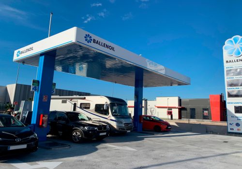 Gasolinera Ballenoil en Mazarrón con coches repostando