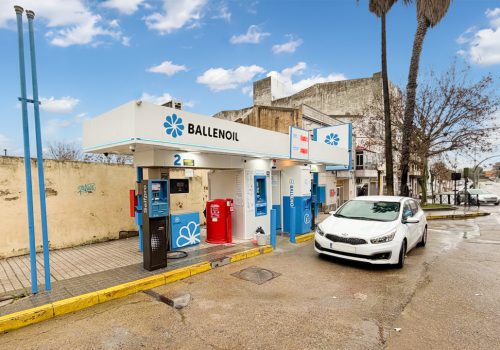 Gasolinera Ballenoil en Mérida con coches repostando
