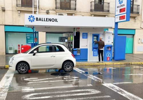 Gasolinera Ballenoil en Sevilla. en la zona de Marqués de Paradas