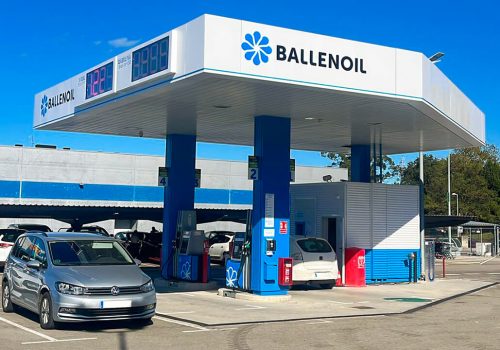 Gasolinera Ballenoil en Torrelavega con coches