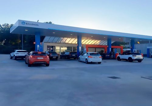 Estación de Ballenoil en Vigo con coches