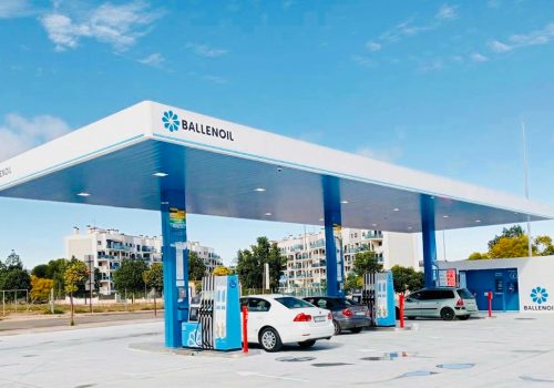 Gasolinera Ballenoil en Alcantarilla, Murcia, con coches repostando