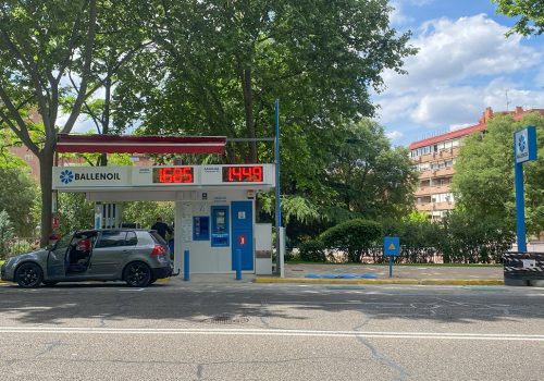 Gasolinera Ballenoil en la calle Antonio Machado, Madrid