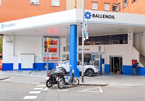 Gasolinera Ballenoil en Barcelona con coches repostando