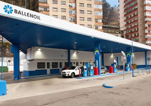 Gasolinera Ballenoil en Eibar con varios surtidores de combustible