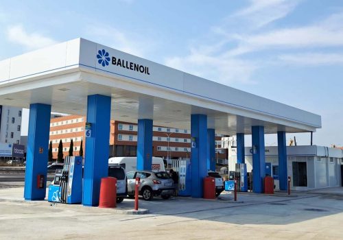 Gasolinera Ballenoil en Málaga con coches repostando