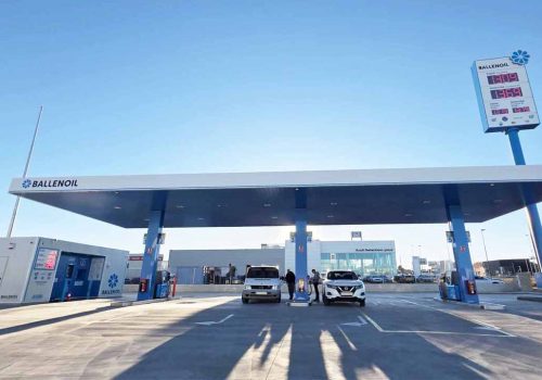 Gasolinera Ballenoil en San Andrés de Rabanedo con coches repostando