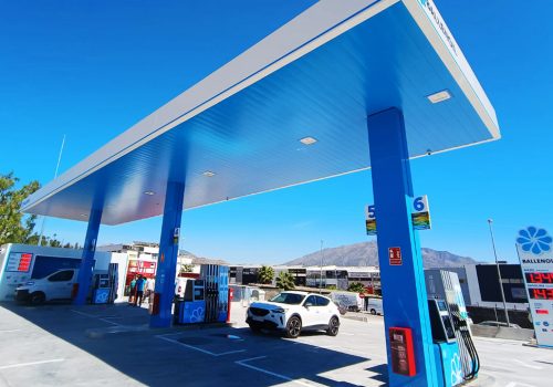 Gasolinera Ballenoil en San Pedro de Alcántara con coches repostando