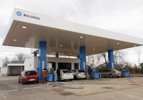 Gasolinera Ballenoil en Valdebernardo con coches repostando