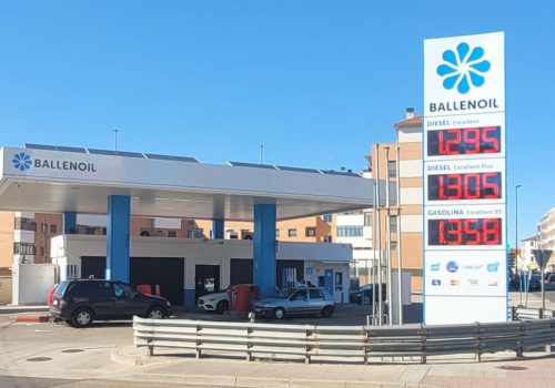 Gasolinera Ballenoil en Zamora con coches repostando