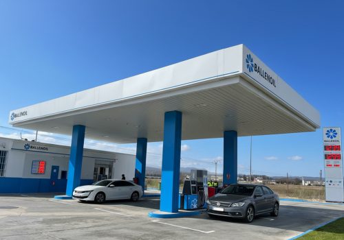 Gasolinera Ballenoil en Talamanca de Jarama con coches repostando